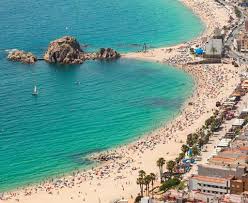 Ontspan op één van de stranden van barcelona, spanje. Vakantie Spanje Boeken Zonvakantie Sunweb