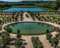 Luxury sustainable green roof house design, singapore: Erlebnisurlaub Schloss Versailles Urlaub Mal Anders