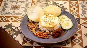 Nasi lemak pandan daun pisang mabeless serta karipap mini sambal ikan. Best Nasi Lemak In Kuala Lumpur For Your Nasi Cravings Amirnawawi