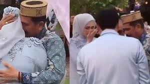 'gue kayak ibu sambung!' stars bak simpan dendam kesumat, cut meyriska bongkar sosok yang labrak dirinya gegara roger: Foto Video Roger Danuarta Bersama Ayah Cut Meyriska Menangis Bersama Dulu Sempat Tak Merestui Tribunnews Com Mobile