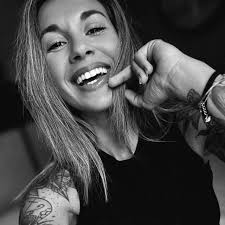 abro debate de nuevo: espalda marcada en chicas, sí o no?