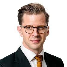 Alex forstår ikke, at man potentielt vil opkræve endnu flere penge fra  danskerne til Forsvaret i stedet for at finde pengene blandt de over 1300  milliarder, man allerede tager, men Alex sætter