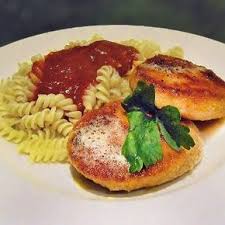 Jagerschnitzel Mit Spirelli Und Tomatensosse Rezept Jagerschnitzel Lebensmittel Essen Rezepte