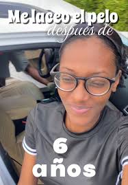 Transformación de cabello: de rizado a lacio en el salón