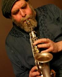 A magyar nevet viselő Sürgős Quartet valójában egy igencsak nemzetközi  line-upot takar: Christopher Cox, a San Franciscót Budapestre cserélő  harsonás meghívására érkezik Elliott Levin, a Cecil Taylor zenekarában is  játszó szaxofonos-költő, és