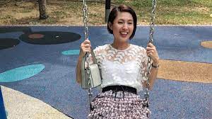黄嫊方接演网剧和英语剧 工作满档至2021年 只是坚持不拍纯粹 吓人 的鬼片 继热播中的8频道剧 男神不败 黄嫊方目前在拍摄新剧 操控 紧接又接新网剧 触心罪探 饰演表面正常的心理医生 私下却是思维极端的 信徒 在造型上有相当大的差异 她分享