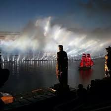 紅帆節 scarlet sails 一艘揚著紅帆的高桅船行駛在 涅瓦河 neva river 上 煙花在綻放 慶祝當地中學生畢業 俄羅斯 russia 聖彼得堡 saint petersburg 紅帆節於每年夏至日後的週末夜晚慶祝 被視為俄 favorite places places concert