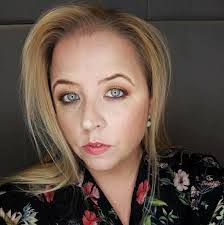 Alison Manship's Instagram, Twitter & Facebook