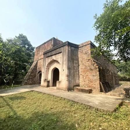 A Past and Present view of Chauburji, It is a four-domed Tughlaq-era building said to be built by Firoz Shah Tughlaq. However massive damage during the 1857 uprising and its nineteenth-century restoration