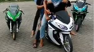 Wahet channel 2.564 views4 months ago. Begini Jadinya Kawasaki Ninja 250 Dipaksa Buat Angkut 5 Orang