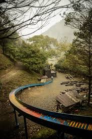 Sliding Down A Mountain Slide In Style Avec Images Jeux Jardin Jeux Camping Aire De Jeux