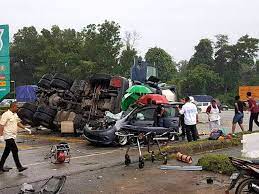 Gambar ngeri sekitar kemalangan jalan raya. 2 Maut Nahas 4 Kenderaan