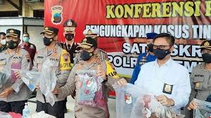 Gamelan jawa merupakan seperangkat alat musik tradisional jawa yang biasanya terdiri dari gong, kenong, gambang, celempung serta beberapa alat musik pendamping lainnya. Dendam Soal Jual Beli Gamelan Diduga Menjadi Alasan Pelaku Habisi Satu Keluarga Di Rembang Tribun Jabar