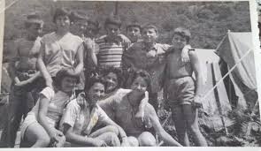 Pionerska rabotna brigada na RA TjENTIŠTE 1961g sostavena od pioneeri od  YU. Na slikata 2 Vasilka M ,3 Djodja , 5 Gjoko S,7 Boško D. Dole: 1 Olgica  ,2 Eli T , 4 Sonja G.