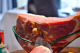 The fêtes de bayonne is a feria consisting in a series of festivals in the northern basque country in the town of bayonne, france. Foire Au Jambon De Bayonne De Julien Dizdar Specialite Basque