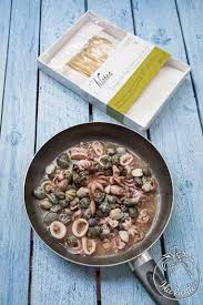 Mettete un filo d'olio d'oliva in una padella ed aggiungete l'aglio schiacciato ed il. Linguine Aglio E Prezzemolo Filotea Con Vongole E Moscardini Ideericette
