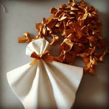 Maîtrisez alors les techniques de pliage de serviette en papier pour magnifier l'ambiance. Pliage Des Serviette Mariage Pliage Serviette Pliage Serviette Mariage Pliage Serviette Papier Mariage