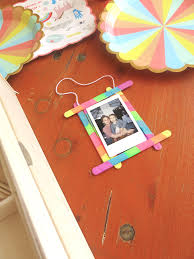 Basteln Mit Kindern Bilderrahmen Basteln Holzstabchen Basteln Diy Holzrahmen Diy Bilderrahm Bilderrahmen Basteln Kinder Bilderrahmen Basteln Mit Eisstielen