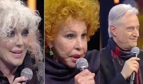 This lady knew/knows how to live her best stage life. Donatella Rettore E Ornella Vanoni Demoliscono Amedeo Minghi La Tua Canzone E Una Menata Non Difenderti Guarda Il Video Video