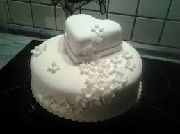 Eine Schlichte Hochzeitstorte Torte Hochzeit Hochzeitstorte Herzform Einfache Hochzeitstorte