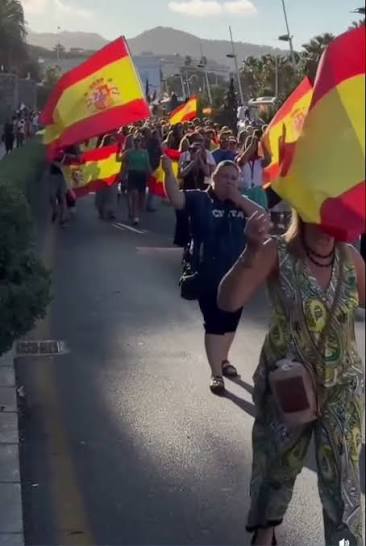 NUEVA Y MASIVA MANIFESTACIÓN EN CEUTA RECLAMANDO LA DIMISIÓN DE PEDRO  SÁNCHEZ. En una ciudad de apenas 80.000 habitantes, que se vio invadida por  una cantidad casi similar de inmigrantes sin ningún ...