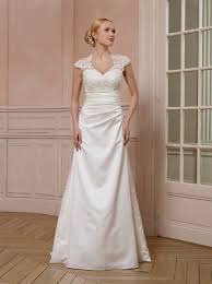 Venez découvrir notre merveilleuse sélection de la nouvelle collection 2021 de robes de mariées en avant première. Robe De Mariee Silene Point Mariage 489 99