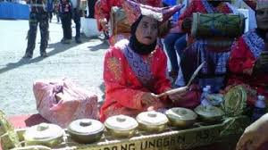 Bersumber dari cerita yang ada di dalam tambo, sejarah talempong berasal dari pariangan, yakni daerah di mana nenek moyang orang minang berasal. Talempong Bertahan Di Tengah Gempuran Alat Musik Kekinian Regional Liputan6 Com