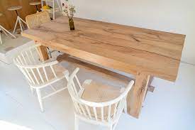 Pour traiter et colorer un plateau en bois brut, on utilise du vernis. Entretenir Sa Table En Bois Les 3 Lecons De Base For Me Lab