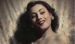 His sister (dilip kumar's sister) had come with a chunni as a custom. Madhubala Unarguably The Most Beautiful Bollywood Actress 12 Mystifying Facts About Evergreen Hindi Cinema Beauty India Com