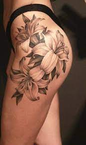 Tatouage fleur 15 idees de tattoo originales et leur signification. 40 Idees De Tatouage Fleur De Lys Et Son Signification Mode Et Beaute Tatouage Zenidees Feminine Shoulder Tattoos Hip Tattoos Women Leg Tattoos Women