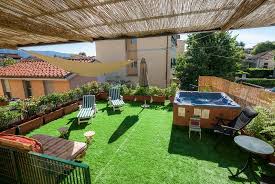 Spaloft è la minipiscina da terrazzo di grandform progettata all'insegna del benessere e del la zona dorsale è arricchita di due ampi cuscini. Terrazza Solarium Con Mini Piscina Idromassaggio Bild Von Hotel Bernardino Lucca Tripadvisor