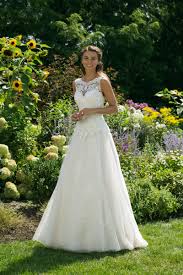 Sie bestechen durch eleganz und vielseitigkeit all brides are beautiful! Cremefarbenes Brautkleid In A Linie Mit Spitze Und Illusion Ausschnitt Von Sweetheart Modell 11038 Heiraten Mit Braut De