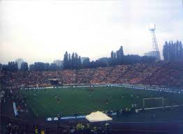 Biała góra, dół czerwony, czapki, szale trąbki i pompony, szał kibiców, zdarte gardła, krzyk trenerów zagłuszony Datei Stadion W Chorzowie Mecz Reprezentacji Polski Z Norwegia Jpg Wikipedia