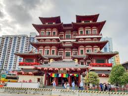 The shrine of puteri raden mas ayu, a sixteenth century javanese princess, is located at mount faber road, near the junction with telok blangah. Singapur Tempel Shopping Und Ein Ausflug Ins Grune Reisefunken