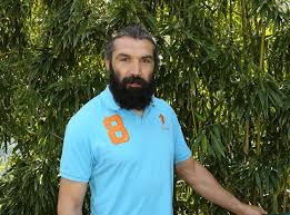 Dans cette nouvelle campagne de pub, il joue avec son image à la fois viril et glamour. Sebastien Chabal Le Rugbyman Prend Sa Retraite