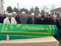 Rüyada tabut üzerinde yeşil örtü görmek sıkıntıların ortadan kaldırılacağına, eğer işsizse iş bulacağına yorulmaktadır. Ruyada Cenaze Namazi Gormek Huzur Kapisi Dua Sitesi