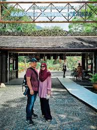 Kampung budaya sarawak terletak di pantai damai, santubong hanya 32 km dari bandar kuching merupakan tempat yang terbaik untuk mengenali budaya dan cara hidup masyarakat setempat. Mengenali Adat Dan Budaya Tradisi Di Kampung Budaya Sarawak