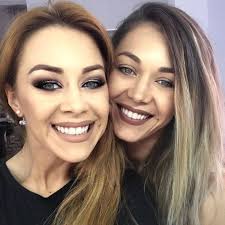 Grosse Ahnlichkeit Oana Nechiti Zeigt Ihre Hubsche Schwester Schwester Hubsche Frau Apfelessig Diat