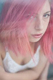 Cheveux Rose Jeune Fille De Portraits Intimes À Travers La Fenêtre Banque  D'Images et Photos Libres De Droits. Image 33670986