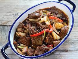 Masak sampai kuah semur menyusut dan agak kental dan biarkan kaldu dari daging itu keluar dan menyatu dengan bumbu. Daging Masak Kicap Mudah Dan Sedap Azie Kitchen