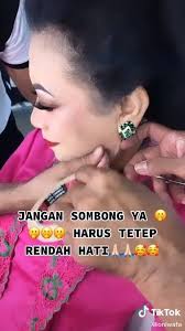 :) a) ambilkan sedikit tepung ubi kayu dan mentimun tetapi sebelum itu mentimun hendaklah dihancurkan sehingga lumat. Video Demi Mahu Kelihatan Cantik Jurusolek Guna Pita Selofan Pada Muka Bagi Tegangkan Kulit Kitareporters Semua Boleh Jadi Reporter