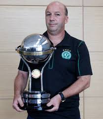 A copa do mundo de rugby union (português brasileiro) ou campeonato do mundo de râguebi union (português europeu) é o principal torneio entre seleções de rugby union do planeta, realizado a cada 4 anos pela world rugby, e a terceira competição desportiva mais vista no mundo (atrás apenas dos jogos olímpicos e da campeonato do mundo de futebol). Independiente Santa Fe Entrega Replica De Trofeu Da Sul Americana A Chapecoense Esporte Extra Online