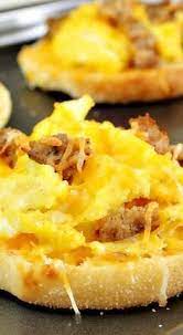 English Muffin Breakfast Pizzas Recipe Brunch Recipes Breakfast Dishes English Muffin Breakfast