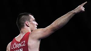 Lőrincz viktor megnyerte első mérkőzését a kötöttfogásúak 87 kilogrammos kategóriájában, így negyeddöntőbe jutott a tokiói olimpia keddi napján, míg a 62 kilós sastin marianna kikapott a 16 között. Asdwv6vhxpxlxm