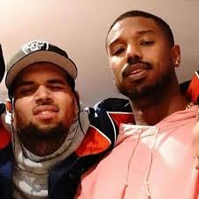 Chris Brown promete lanzar algo de música nueva antes de que comience la  gira.