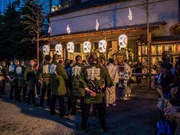 Asakusa Honsha Mikoshi Mitamaire 5/6 Representatives of the various  chonaikai (neighborhood associations) gathered in front of the warehouse  for the … | Tradicional