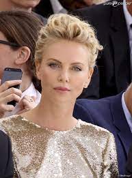 Photos Charlize Theron Au Defile De Mode Collection Haute Couture Automne Hiver 2014 2015 Christian D Idees De Coiffures Charlize Theron Coiffure Maquillage