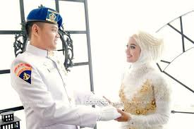 Foto prewedding seorang tentara dan dokter berhijab viral di instagram. Facebook