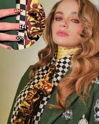 Sabias que trabajamos con Resina importada en todos nuestros servicios?  Visualmente parece lo mismo pero estructuralmente no es. La resistencia de  la Resina es mayor a la de una base gel normal