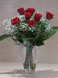 Questo vibrante bouquet di quindici rose rosse scarlatte, di altissima qualità, confezionato con elegante composizione di verde decorativo e fiorellini freschi, è la perfetta creazione floreale per comunicare passione e amore in maniera elegante e diretta. Mazzo Di 7 Rose Rosse A Gambo Lungo Zambon Fiori Treviso